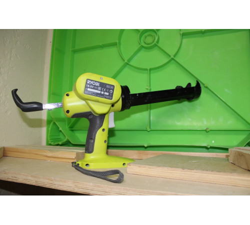 Аккумуляторный пистолет для герметика Ryobi ONE+ CCG1801MHG 5133000192