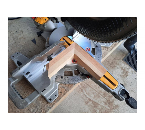 Торцовочная пила DEWALT DWS727-QS