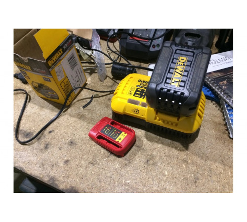 Бесщеточная угловая шлифмашина DEWALT DCG414N