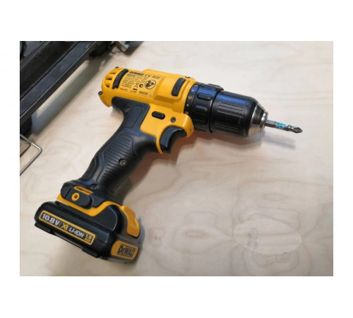 Аккумуляторная дрель-шуруповерт DEWALT DCD 710 C2