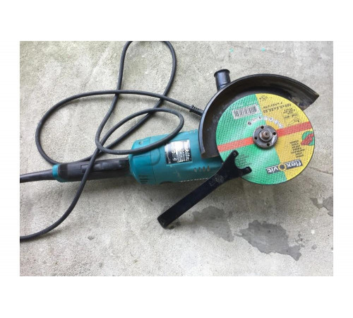 Угловая шлифмашина Makita GA 9020 Угловая шлифмашина Makita GA 9020