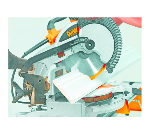 Торцовочная пила DeWALT DW 713