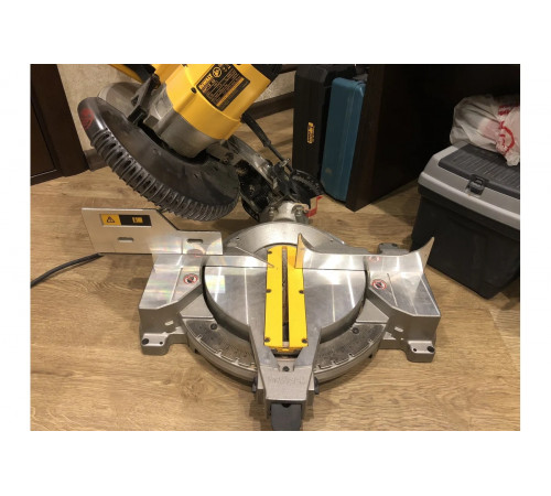 Торцовочная пила DeWALT DW 713