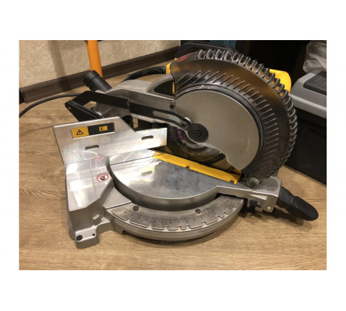 Торцовочная пила DeWALT DW 713