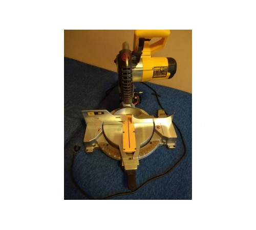 Торцовочная пила DeWALT DW 713