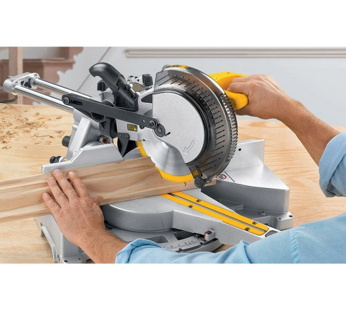 Торцовочная пила DEWALT DW 712