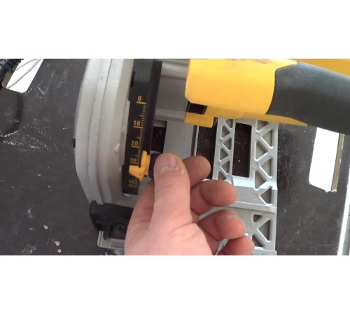 Пила циркулярная DEWALT DWS520K