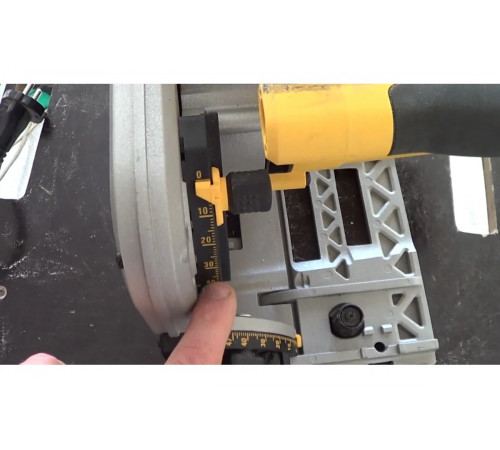 Пила циркулярная DEWALT DWS520K