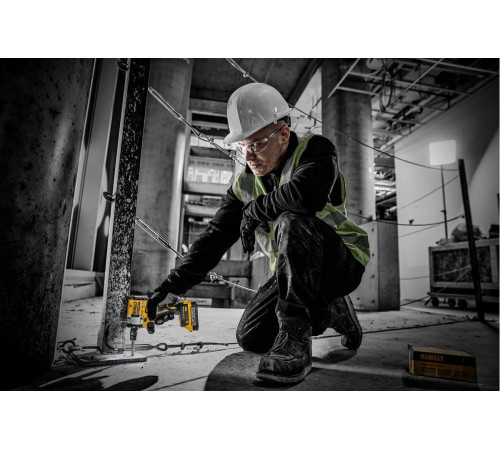 Аккумуляторный гайковерт Dewalt DCF921E2T, 18 В, 610 Нм, 3550 уд/мин, с 2 АКБ 1.7 Ач и ЗУ, в кейсе TSTAK DCF921E2T-QW