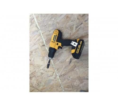 Аккумуляторная дрель-шуруповерт DEWALT DCD 771 C2