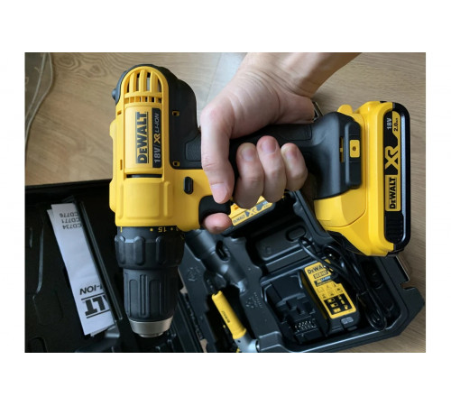 Аккумуляторная дрель-шуруповерт DEWALT DCD 771 C2
