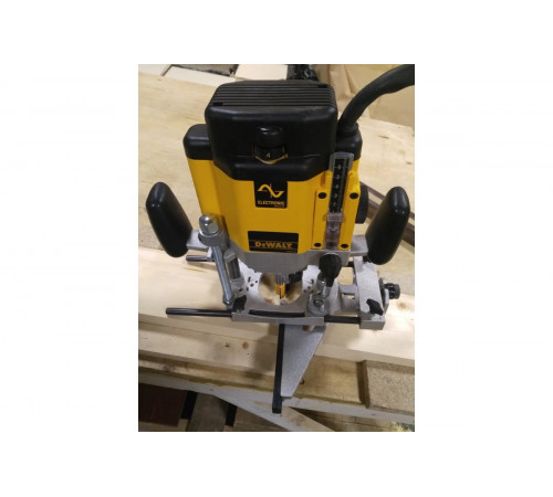 Фрезер DEWALT DW 625 E