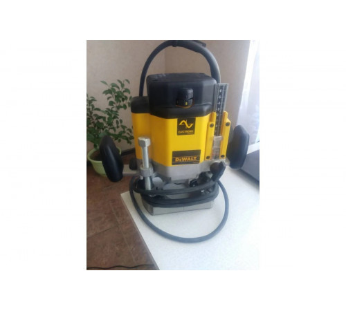 Фрезер DEWALT DW 625 E