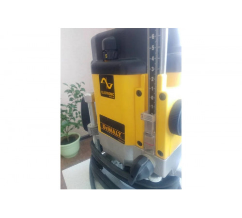 Фрезер DEWALT DW 625 E