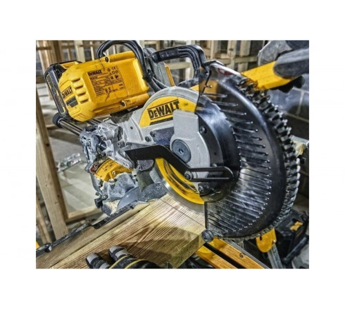Бесщеточная торцовочная пила DEWALT 54 В XR FLEXVOLT DCS727N-XJ