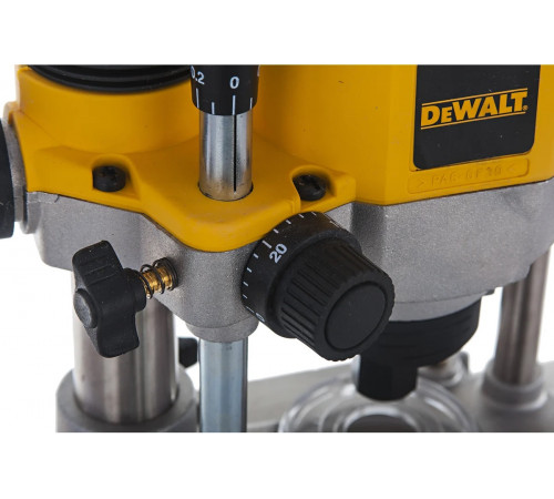 Фрезер DEWALT DW 621