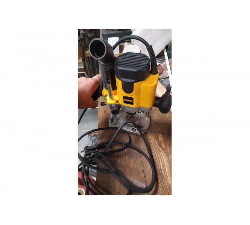 Фрезер DEWALT DW 621