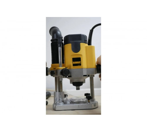 Фрезер DEWALT DW 621