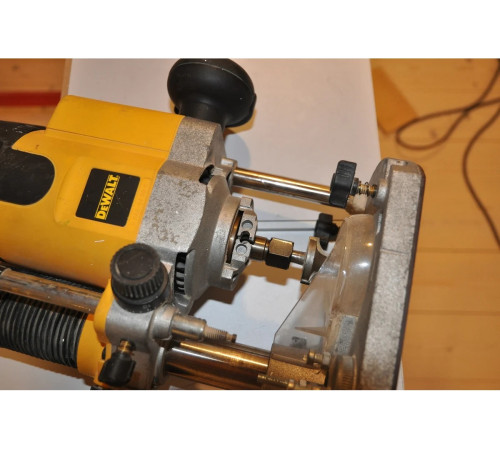 Фрезер DEWALT DW 621