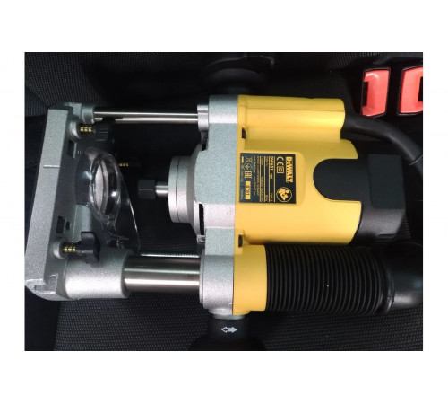 Фрезер DEWALT DW 621