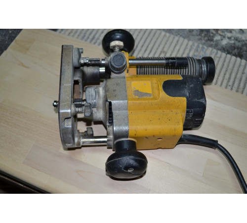 Фрезер DEWALT DW 621