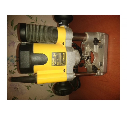 Фрезер DEWALT DW 621