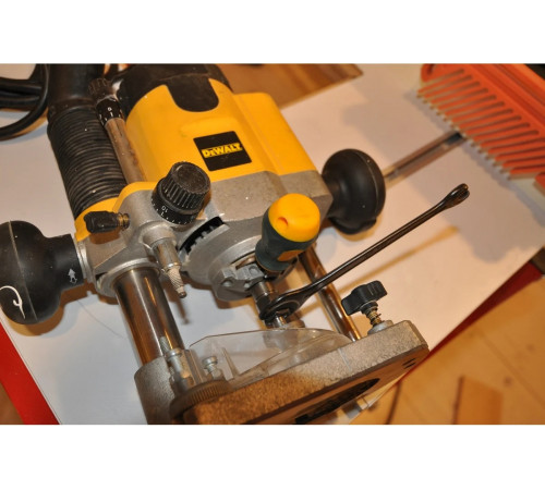 Фрезер DEWALT DW 621