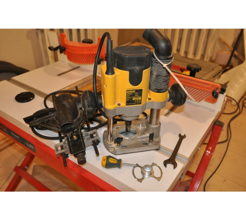 Фрезер DEWALT DW 621