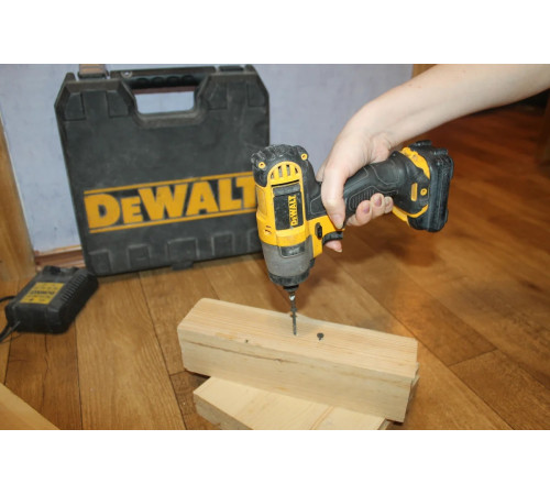 Аккумуляторный шуруповерт DEWALT DCF 815 D2