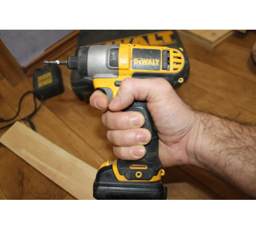 Аккумуляторный шуруповерт DEWALT DCF 815 D2