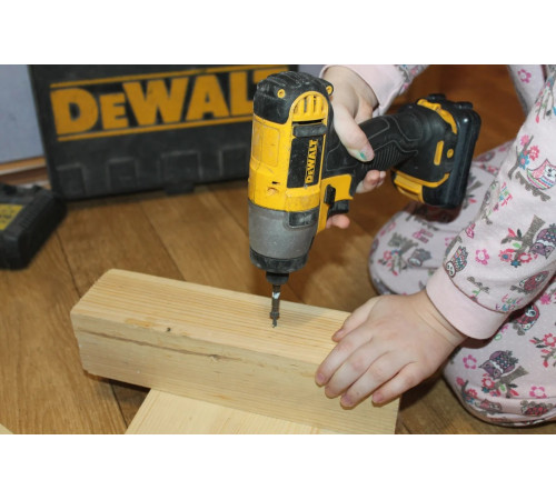 Аккумуляторный шуруповерт DEWALT DCF 815 D2