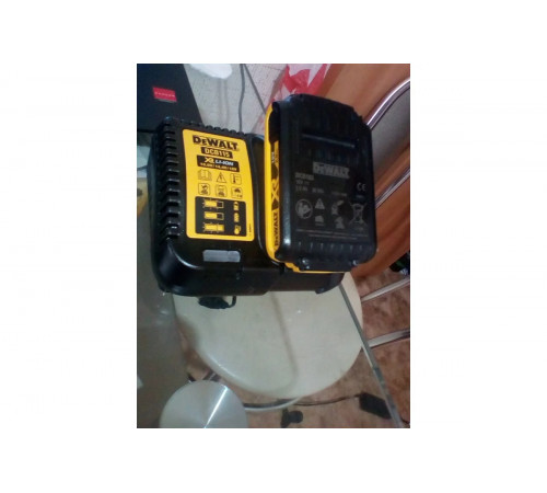 Зарядное устройство XR Li-Ion (10.8 В/14.4 В/18.0 В) DEWALT DCB115
