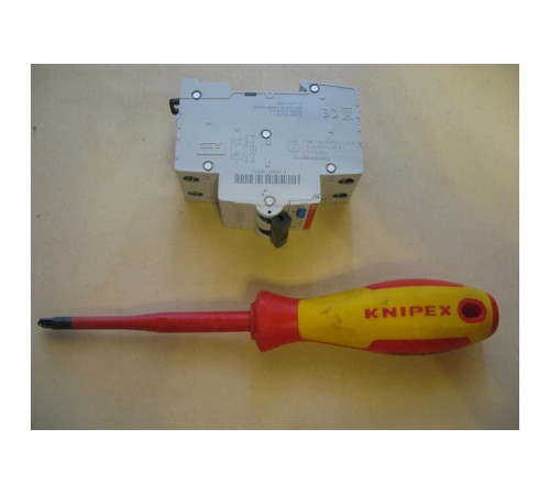 Тонкая отвёртка KNIPEX PlusMinus Pozidriv, 212мм KN-982502SLS Тонкая отвёртка KNIPEX PlusMinus Pozidriv, 212мм KN-982502SLS