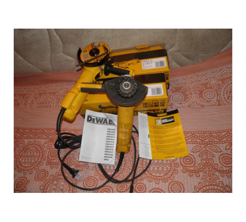 Угловая шлифмашина DEWALT DWE 4215