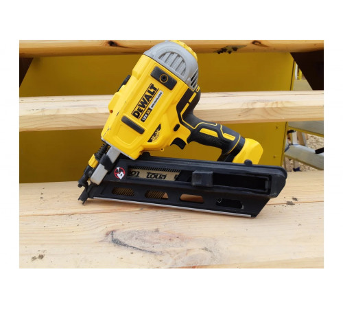 Бесщеточный гвоздезабиватель DEWALT 18.0 В XR DCN692N