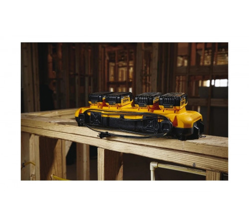 Устройство зарядное универсальное на 4 порта (12.0 В/18.0 В/54.0 В; Li-lon) для батарей XR Li DEWALT DCB104-QW