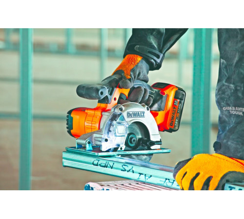 Дисковая пила по металлу DEWALT 18 В XR DCS373N-XJ