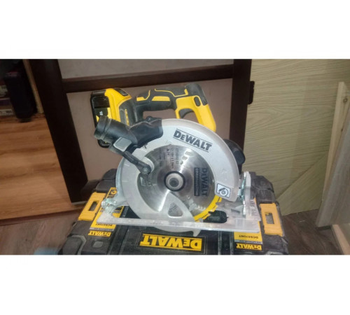 Бесщеточная дисковая пила DEWALT DCS570NT