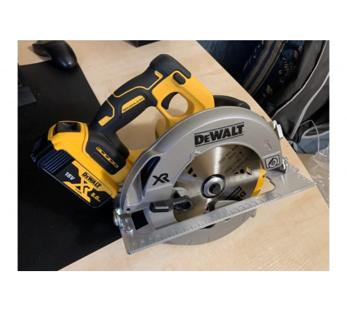 Бесщеточная дисковая пила DEWALT DCS570NT