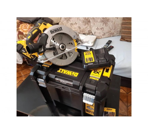 Бесщеточная дисковая пила DEWALT DCS570NT