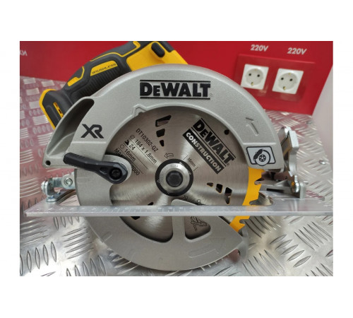 Бесщеточная дисковая пила DEWALT DCS570NT