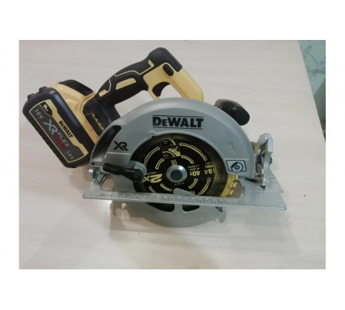 Бесщеточная дисковая пила DEWALT DCS570NT