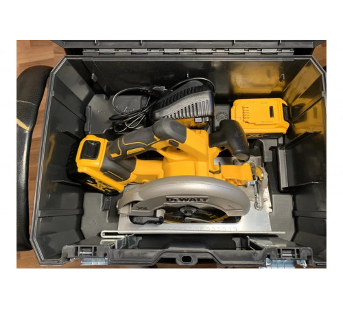 Бесщеточная дисковая пила DEWALT DCS570NT