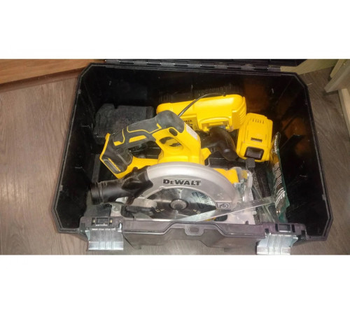 Бесщеточная дисковая пила DEWALT DCS570NT