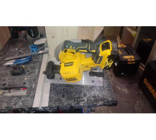 Бесщеточная дисковая пила DEWALT DCS570NT