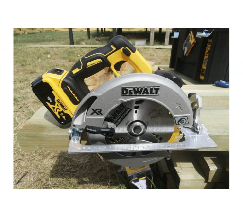 Бесщеточная дисковая пила DEWALT DCS570NT