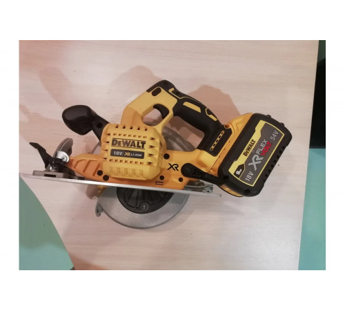 Бесщеточная дисковая пила DEWALT DCS570NT