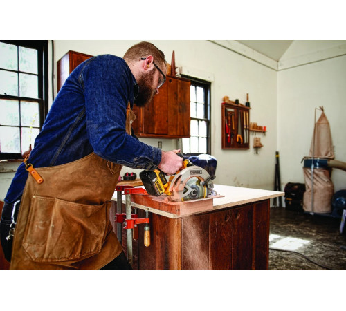 Бесщеточная дисковая пила DEWALT DCS570NT