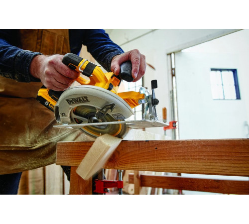 Бесщеточная дисковая пила DEWALT DCS570NT