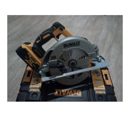 Бесщеточная дисковая пила DEWALT DCS570NT